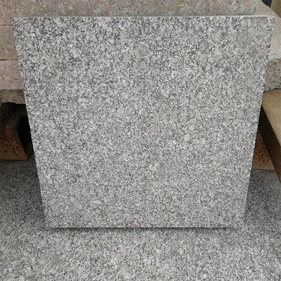 燒面芝麻灰花崗巖地磚 高品質(zhì)防滑石材加工廠與淺灰色火燒板300*300*30的應用