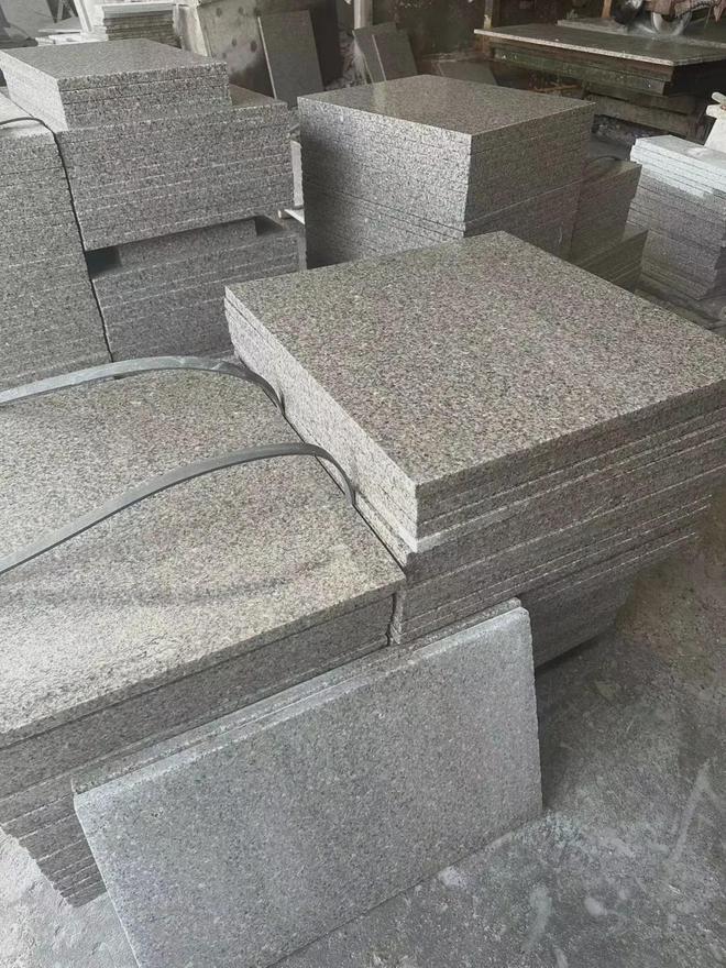 專業加工 芝麻灰與黃銹石花崗巖的荔枝面、火燒面及光面工藝解析