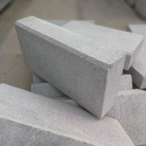 花崗巖異型石材的定制加工 從路牙石到擋車柱的全面應用